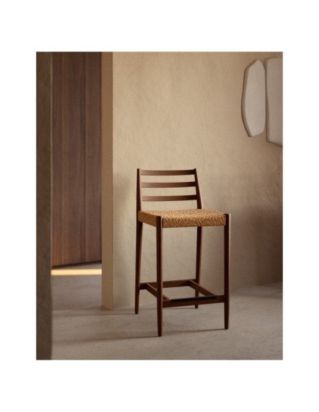 Taburete Analy respaldo madera maciza roble acabado nogal y asiento de cuerda 65cm FSC100% - Kave Home