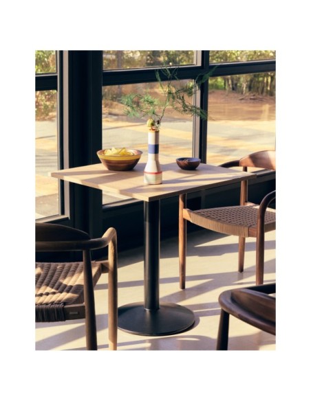 Mesa Esilda melamina acabado natural con pie de metal acabado pintado negro  70x70x70 cm - Kave Home