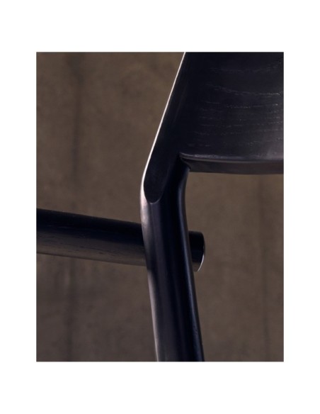 Silla desenfundable Falconera de madera maciza de roble con acabado negro FSC Mix Credit - Kave Home