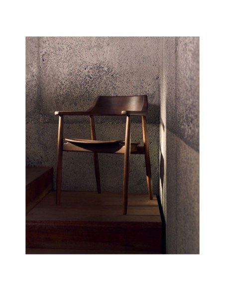 Silla Fondes de madera maciza de roble con acabado nogal FSC Mix Credit - Kave Home