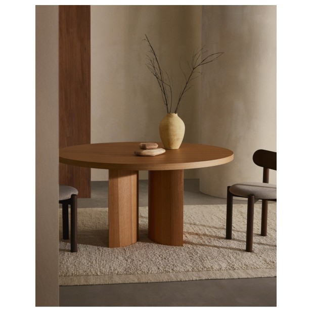 Mesa redonda Nealy de chapa de roble...