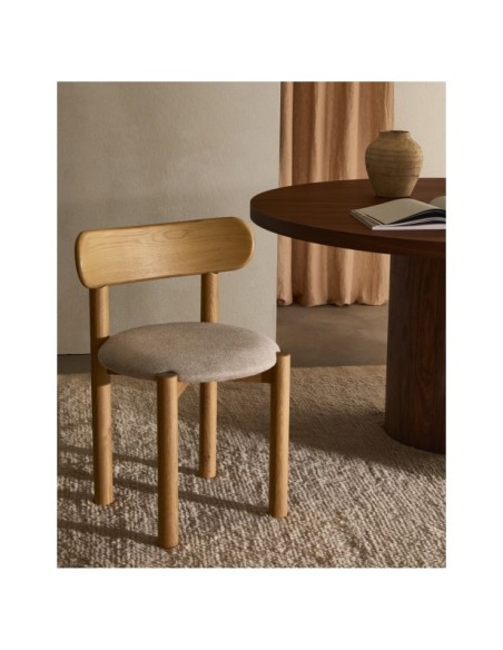 Silla Nebai chenilla beige estructura madera maciza roble acabado natural FSC MIX Credit - Kave Home