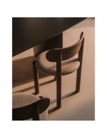 Silla Nebai de chenilla marrón estructura madera maciza roble acabado nogal FSC MIX Credit - Kave Home