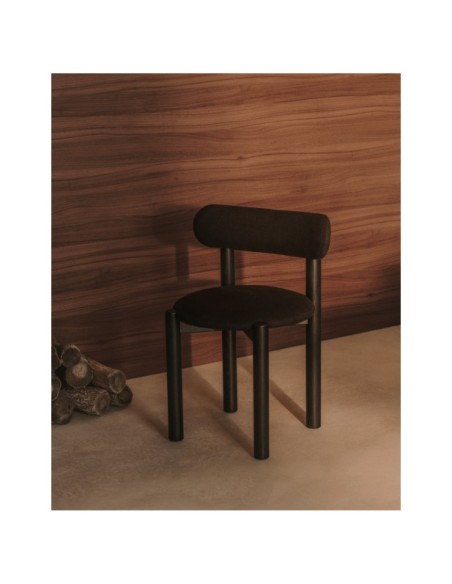 Silla Nebai de chenilla negra estructura madera maciza roble acabado negro FSC MIX Credit - Kave Home