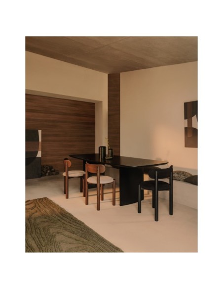 Silla Nebai de chenilla negra estructura madera maciza roble acabado negro FSC MIX Credit - Kave Home