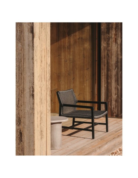 Sillón Sabolla de madera maciza de teca con acabado negro - Kave Home